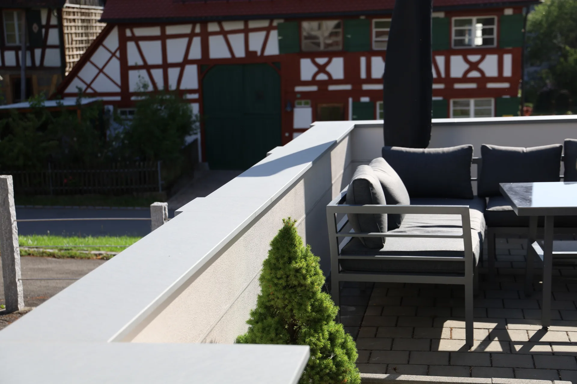 Fertig verkleidete Trockenbau-Trennwand in einem modernen Büro